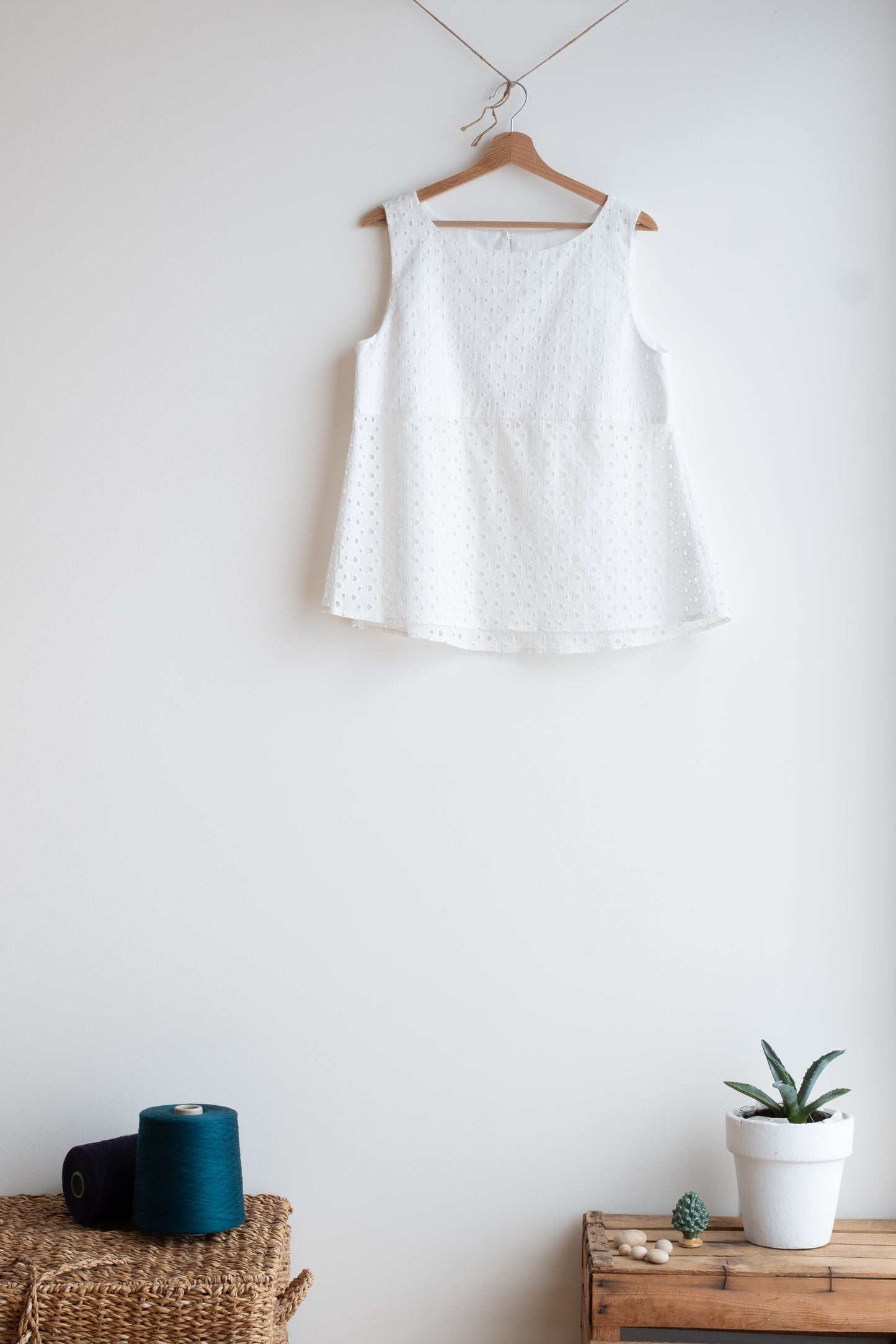 Sleeveless blouse RUGIADA * broderie anglaise cotton * size L